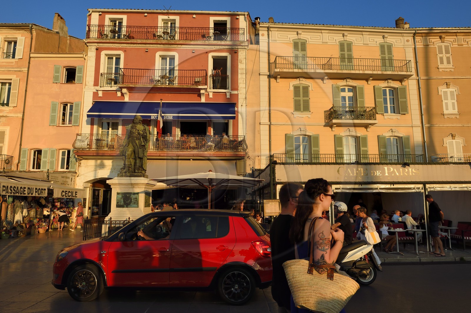 France, Var (83), Saint-Tropez, terrasse du café de Paris sur le quai Suffren