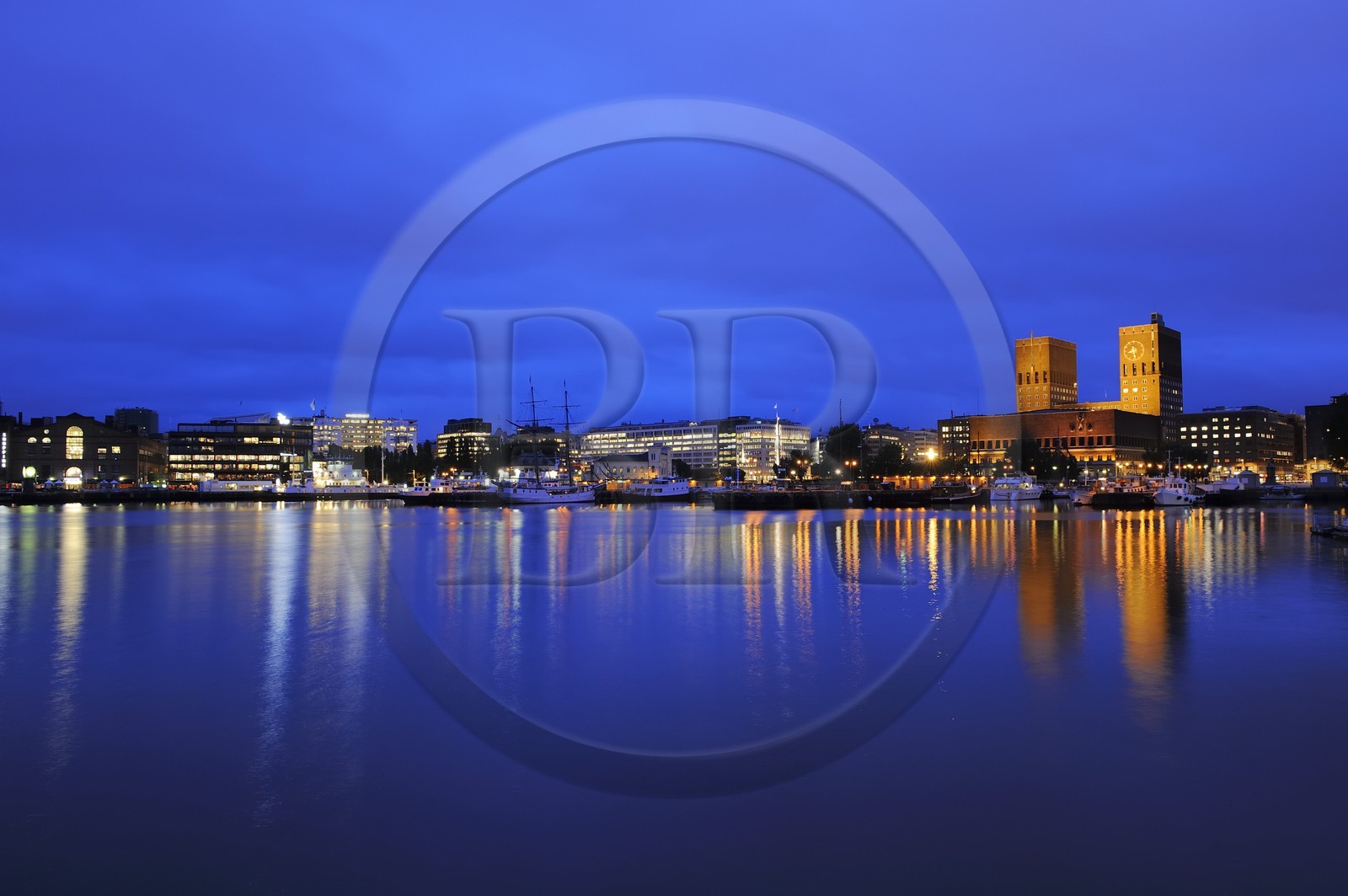 Norvège, Oslo, l'hôtel de Ville (Radhuset) domine le port