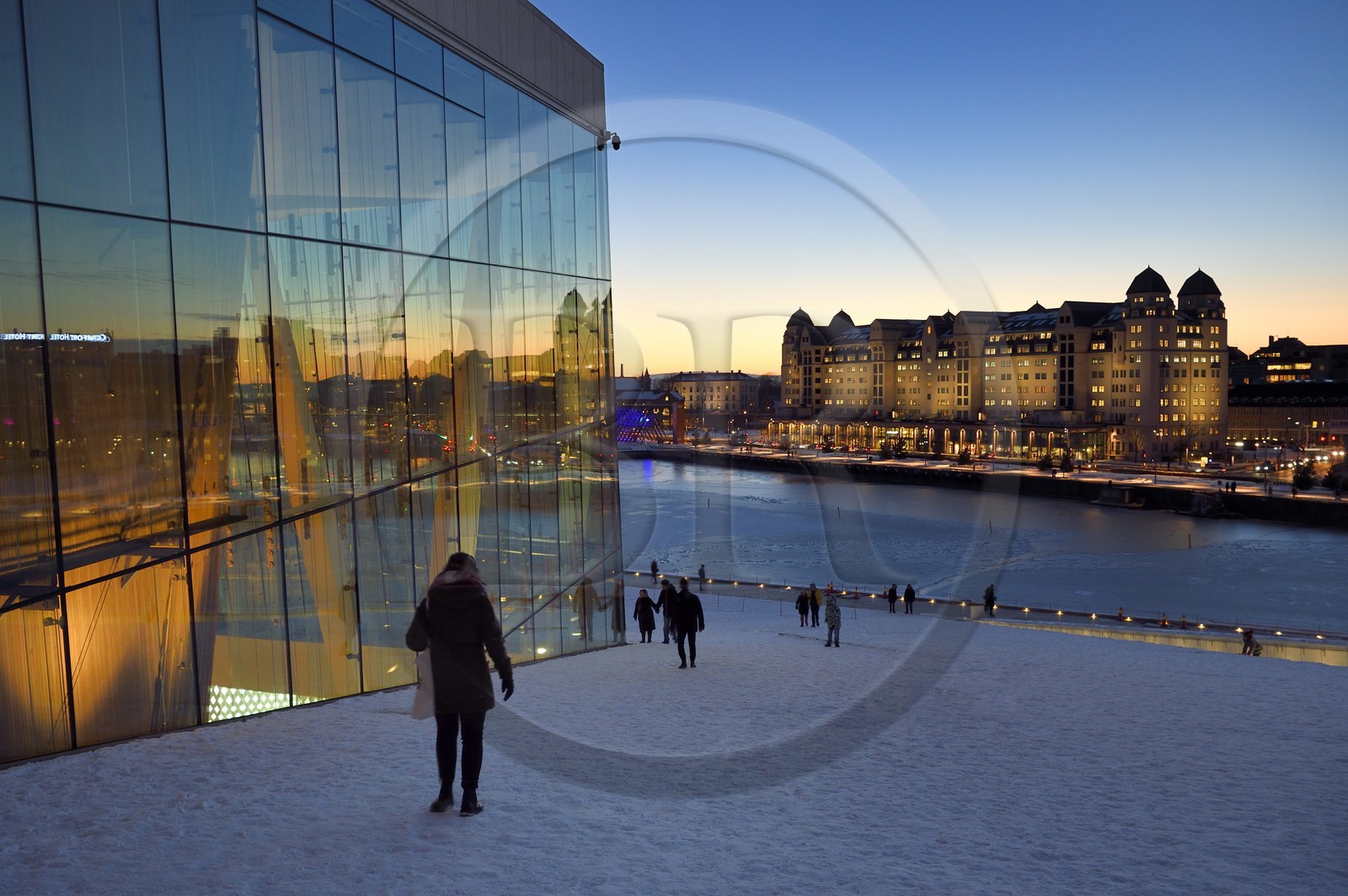 Norvège, Oslo, quartier des docks de Bjorvika, l'Opéra sous la neige concu par le cabinet d'architecture Snohetta dont notamment Tarald Lundevall, le batiment de Havnelageret en arrière plan