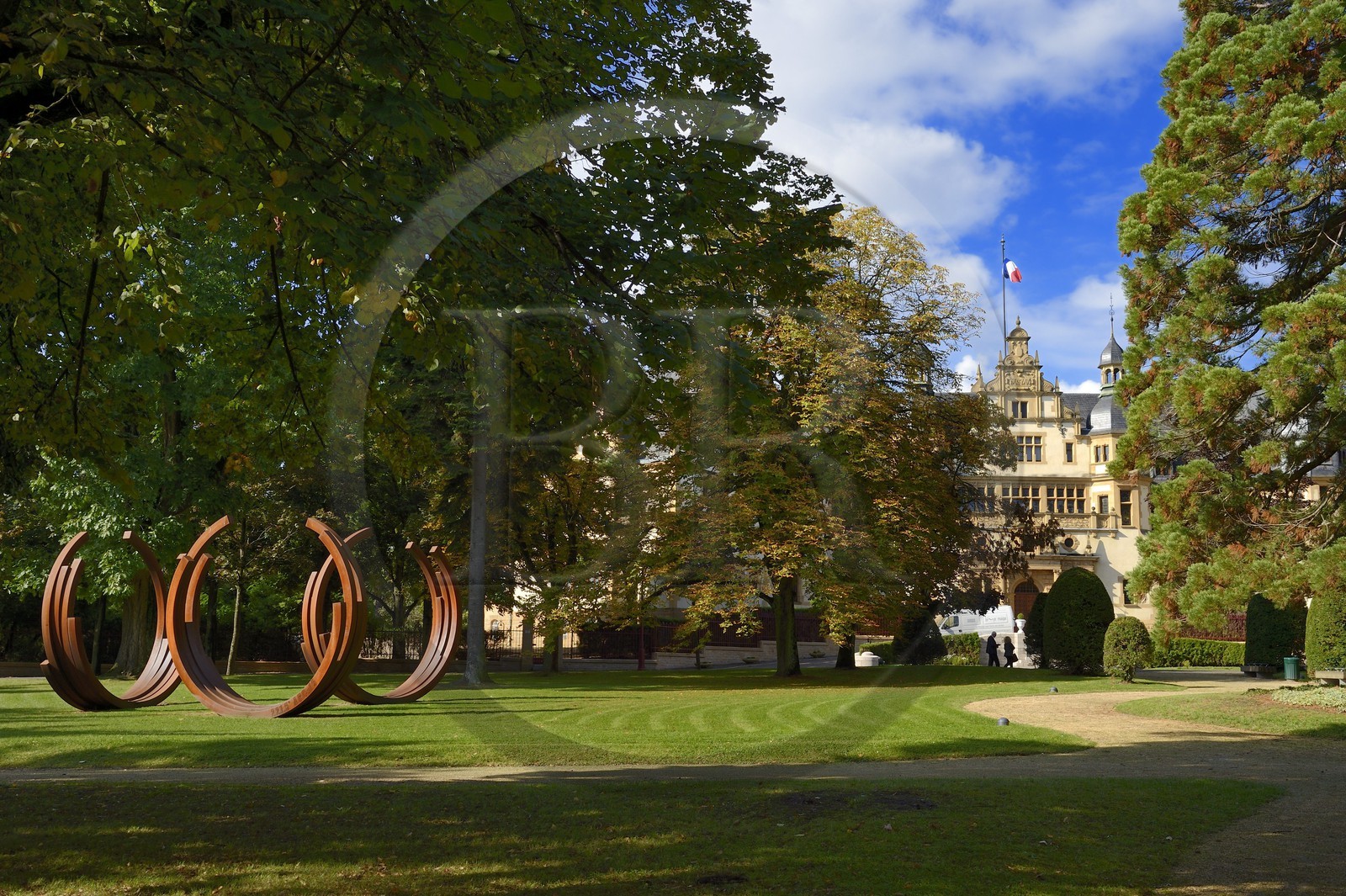 France, Moselle (57), Metz, sculpture 221,5° Arc 15 de Bernard Venet et le palais du gouverneur de la fin du XIXe siècle en arrière plan