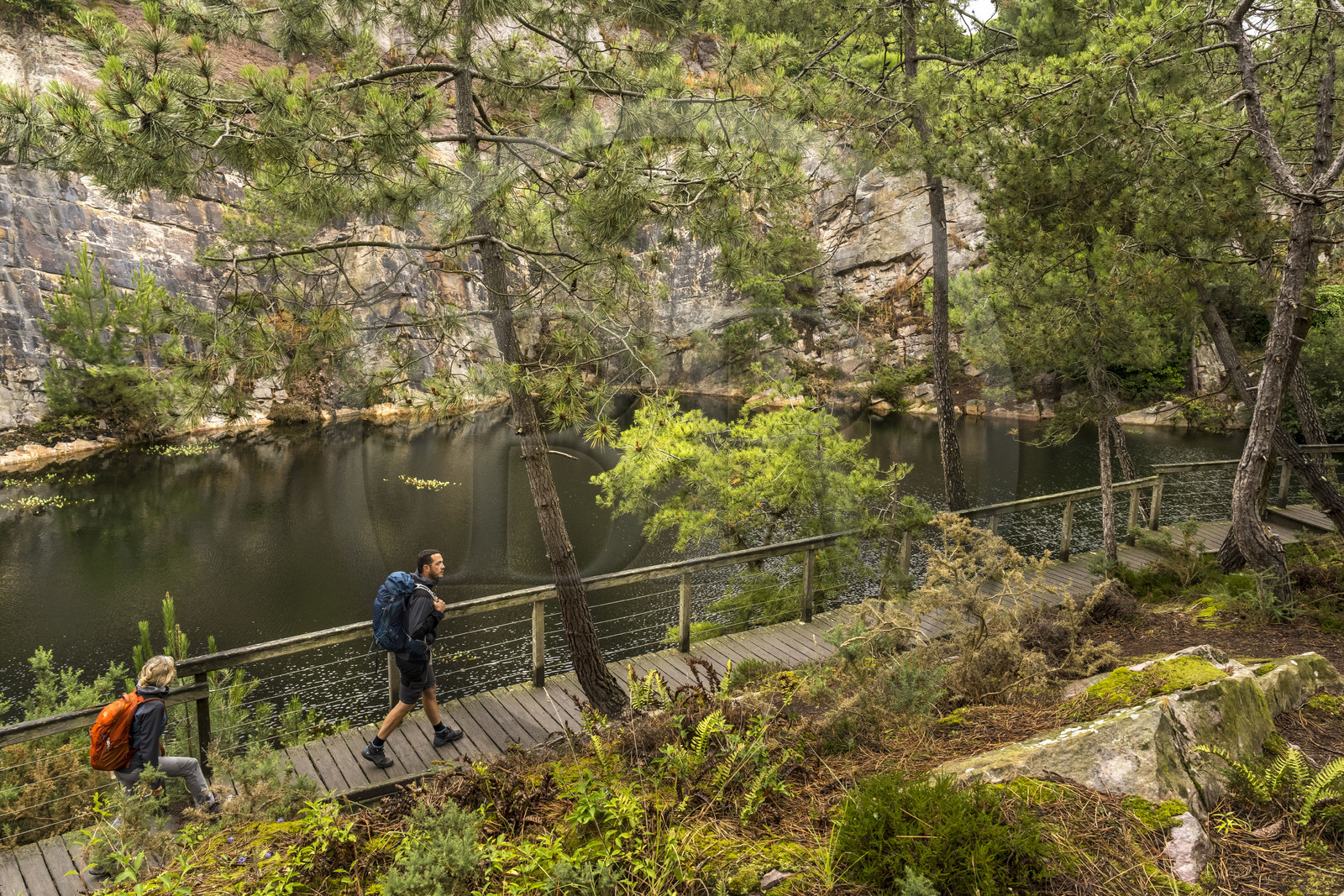 France, Côtes d'Armor (22), Erquy, les Lacs Bleus, vestiges d'anciennes carrières de grès rose, sur le chemin de Grande Randonnée GR 34 ou sentier des douaniers