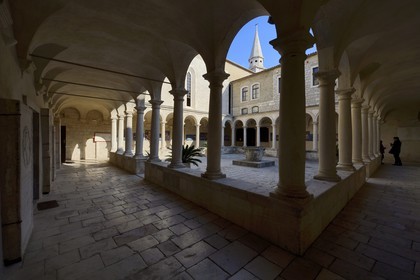 Croatie, Dalmatie, côte dalmate, Zadar, église et couvent Saint-François, le cloitre