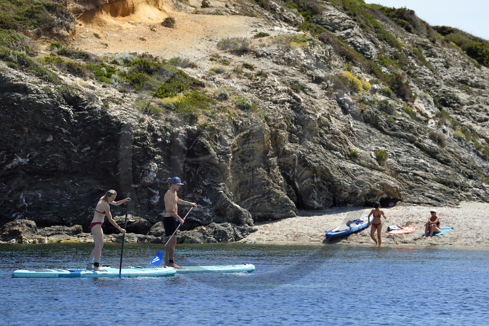 France, Var (83), Six-Fours-les-Plages, Ile des Embiez, pointe Saint-Pierre, le champion de windsurf Freestyle Adrien Bosson en randonnée aquatique sur un paddle