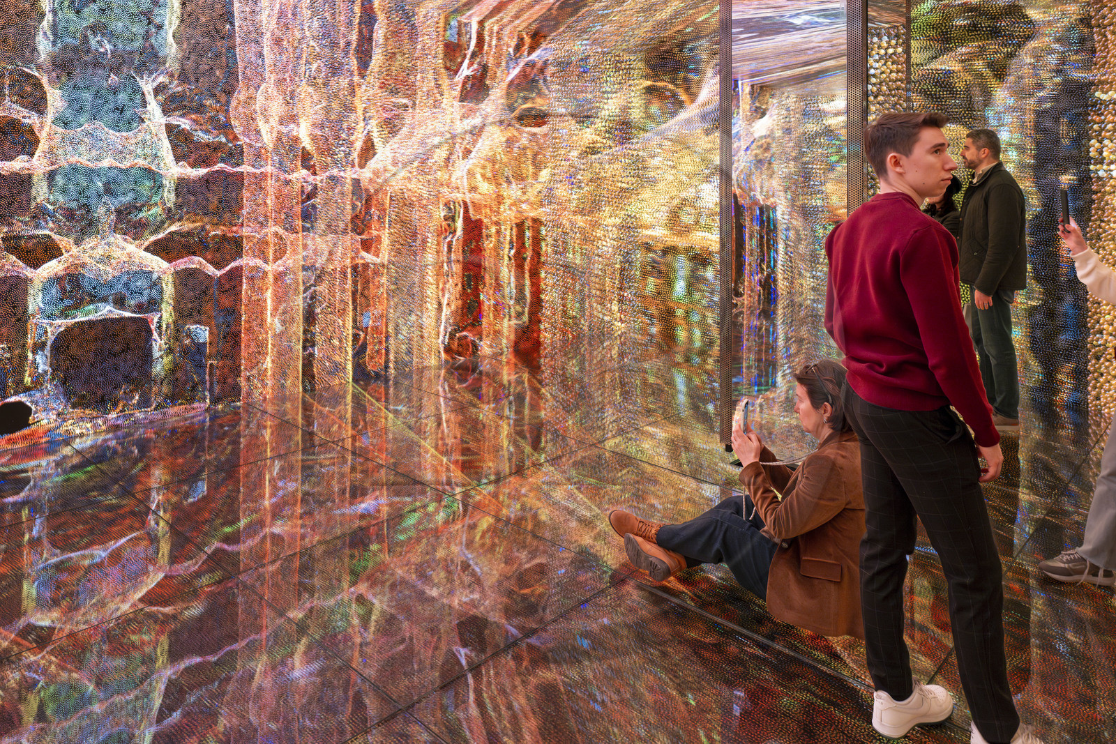 Espagne, Catalogne, Barcelone, quartier de l'Eixample, Passeig de Gracia, Casa Batllo de l'architecte du modernisme catalan Antoni Gaudi, site classé au Patrimoine Mondial de l'UNESCO, In the Mind of Gaudi dans le Gaudi Cube, une expérience réelle à 360º par l'artiste new media Refik Anadol