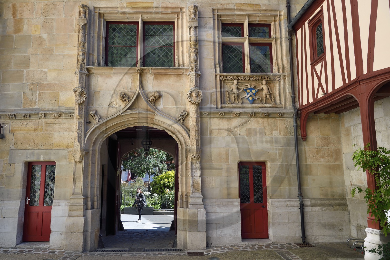 France, Seine-Maritime (76), Rouen, place de la Pucelle, Hôtel de Bourgtheroulde a été bati dans la première moitié du XVIe siècle par Guillaume Le Roux et présente les influences conjointes du gothique flamboyant et de la Renaissance, portail de Style Louis XII avec accolade et médaillon à l'antique