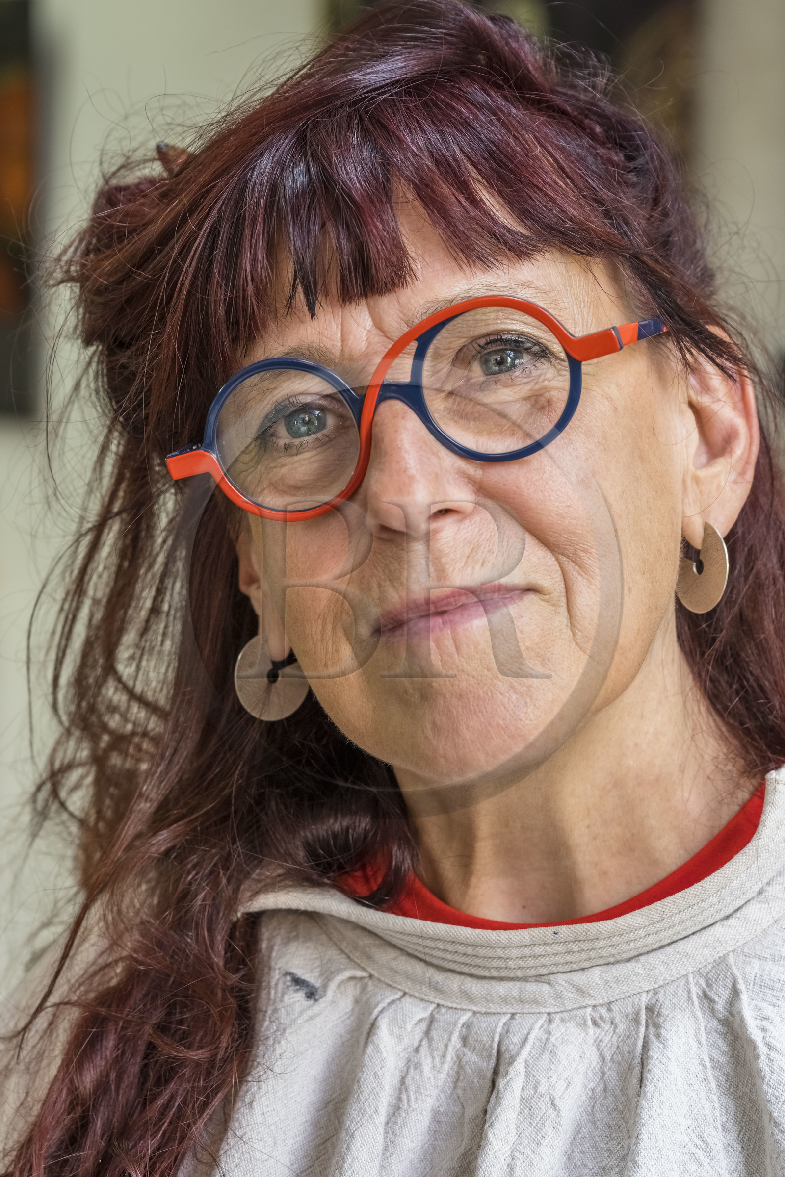 France, Hauts-de-Seine (92), Colombes, l'artiste et laqueur Isabelle Emmerique dans son atelier