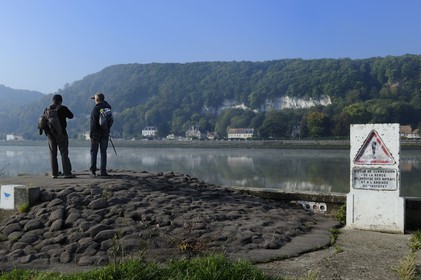 France, Seine-Maritime (76), le Bas Mauny situé dans l'Eure dans la brume en aval du village de La Bouille sur la rive gauche de la Seine