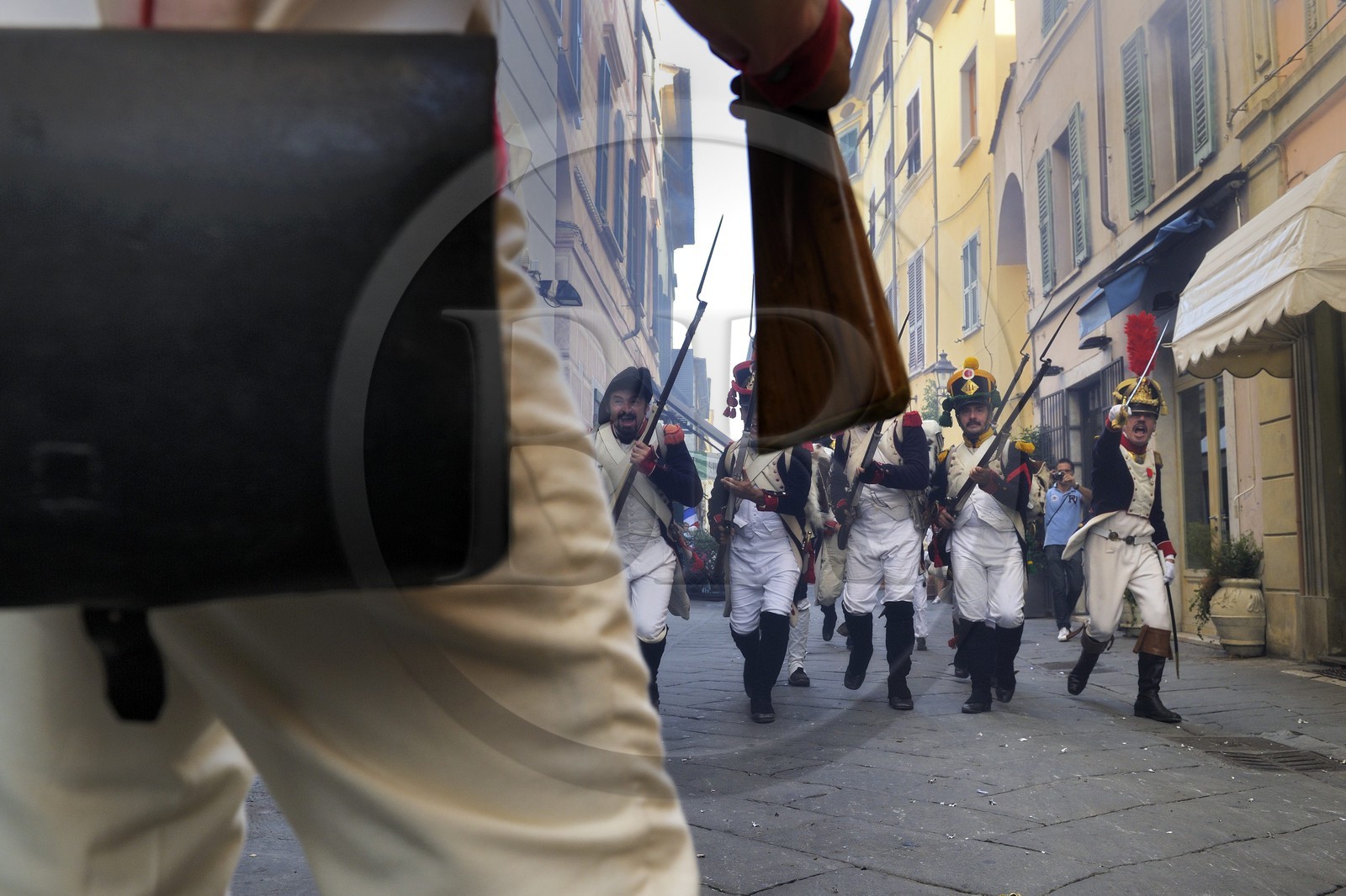 Italie, Ligurie, Sarzana, Napoleon Festival, combats de rue entre des soldat français de la Grande Armée et des soldats autrichiens dans la Via Mazzini rue principale de la vieille ville