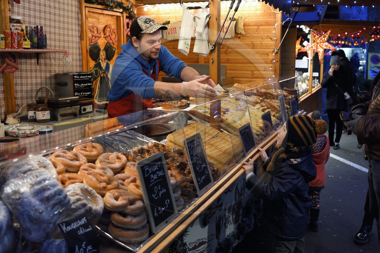 France, Bas-Rhin (67), Strasbourg, vieille ville classée au Patrimoine Mondial de l'UNESCO, le Marché de Noel (Christkindelsmarik) place Sainte-Etienne, étal vendant des gateaux