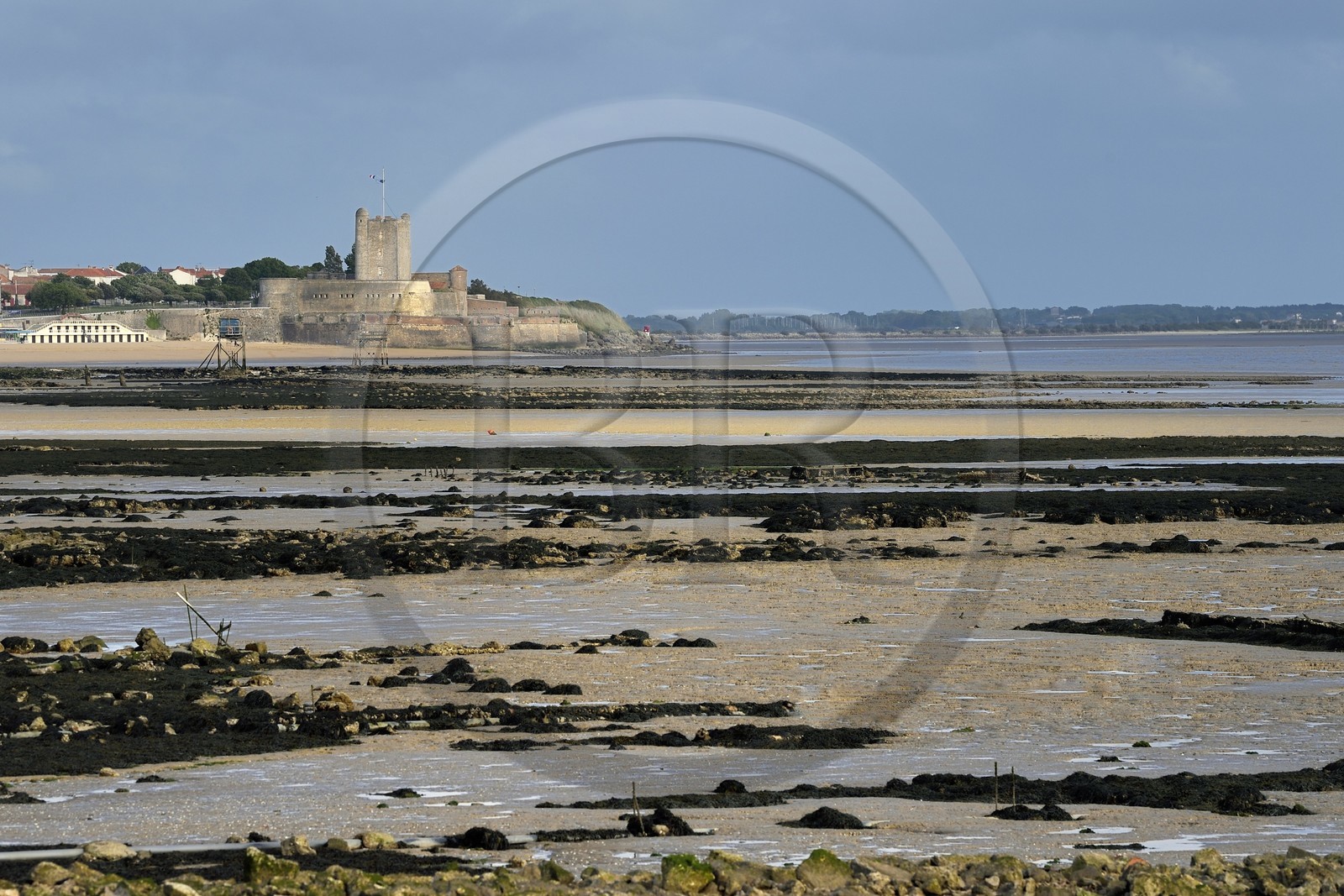 France, Charente-Maritime (17), Fouras, le fort de Fouras fortifié par Vauban en 1672 et la plage de la Pointe de la Fumée à marée basse