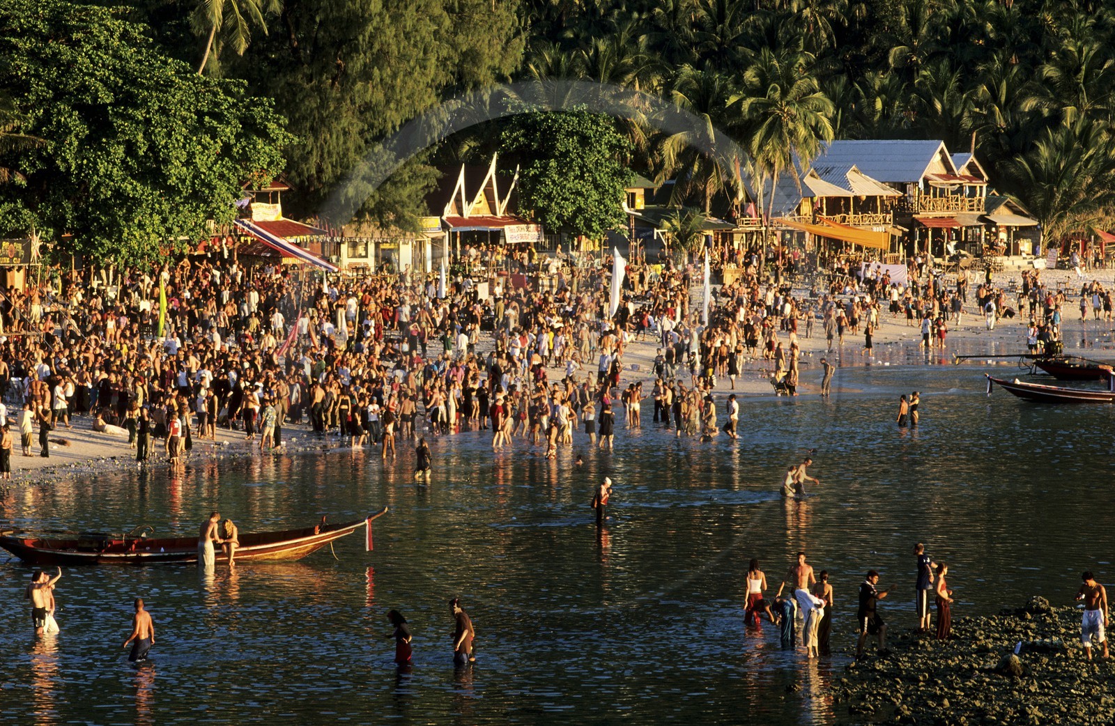Thaïlande, Archipel îles Samui, Full Moon Party sur l' île de Koh Pha-Ngan, lever du soleil sur la plage de Had Rin