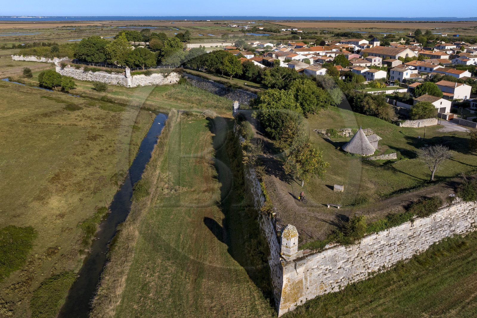 France, Charente-Maritime (17), Saintonge, Marennes-Hiers-Brouage, citadelle de Brouage, labellisé Les Plus Beaux Villages de France, les remparts batis de 1630 à 1640 sont munis d'échauguettes (vue aérienne)