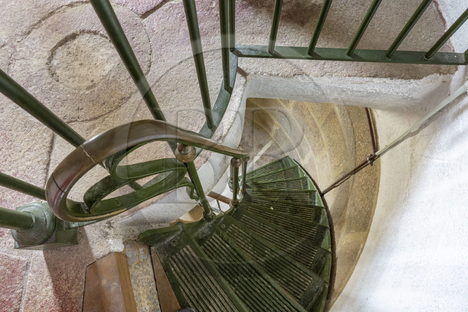 France, Finistère (29), Pays des Abers, Ile Vierge, le phare de l'Ile Vierge, escalier au sommet de l'ancien phare de 1845 transformé en écogite