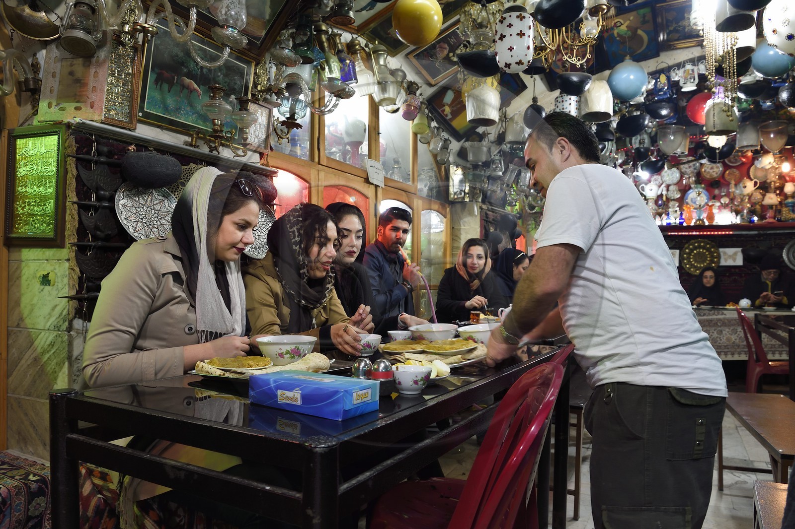 Iran, province d'Ispahan, Ispahan, la maison de thé et restaurant Chai Khaneh Azadegan, jeunes iraniennes étudiantes
