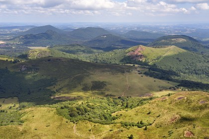 France, Puy-de-Dôme (63), Parc Naturel Régional des Volcans d'Auvergne, la partie Nord de la Chaine des Puys classée Patrimoine Mondial de l’UNESCO, le sentier menant au Traversin et au cratère du Puy Pariou