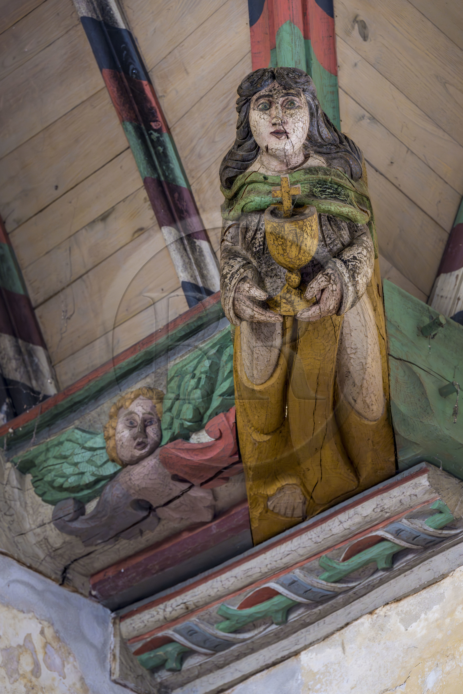 France, Finistère (29), Roscoff, l'église Notre-Dame de Croaz Batz, sculptures peintes en bois sur la sablière décorant la voute