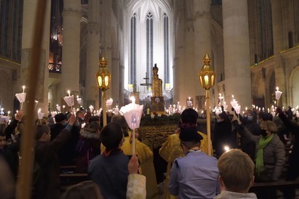France, Meurthe-et-Moselle (54), Saint-Nicolas-de-Port, basilique de Saint Nicolas, procession aux flambeaux qui est fêtée depuis 1245 à l'occasion de la Saint-Nicolas, la relique du dextre bénissante de saint Nicolas (selon la tradition il s'agit de l'os d'une phalange de la main droite de l'évêque) qui est conservée dans un bras reliquaire de la fin du XIXème siècle en argent, or, émaux et diamants