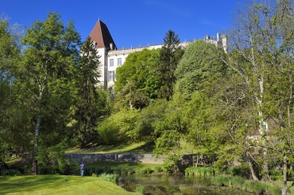 France, Charente (16), Bourg-Charente, le chateau de Bourg appartient à la famille Marnier-Lapostolle, elle y produit les liqueurs Grand Marnier, peche à la mouche
