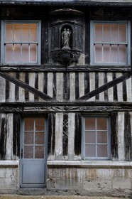 France, Seine-Maritime (76), Rouen, l'Aître Saint-Maclou, ancien ossuaire crée pendant la Grande Peste noire de 1348, qui abrite aujourd'hui l’Ecole des Beaux-Arts