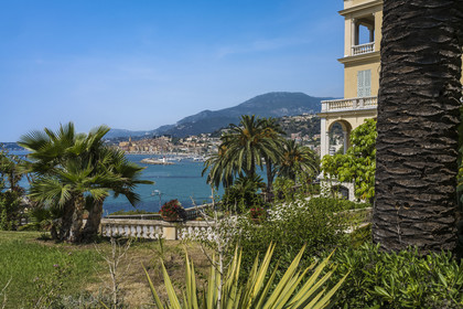 France, Alpes-Maritimes (06), Menton depuis le jardin de Maria Serena dans le quartier de Garavan