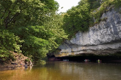 France, Dordogne (24), Périgord Noir, vallée de la Vézère à Peyzac-le-Moustier, kayak sur la rivière Vézère au pied des falaises de la Roque Saint-Christophe