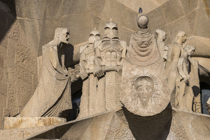 Espagne, Catalogne, Barcelone, quartier de l'Eixample, basilique de la Sagrada Familia de l'architecte du modernisme catalan Antoni Gaudi classée Patrimoine Mondial de l'UNESCO, Gaudi (à gauche) incarné dans la figure d'un évangéliste par le sculpteur Subirachs