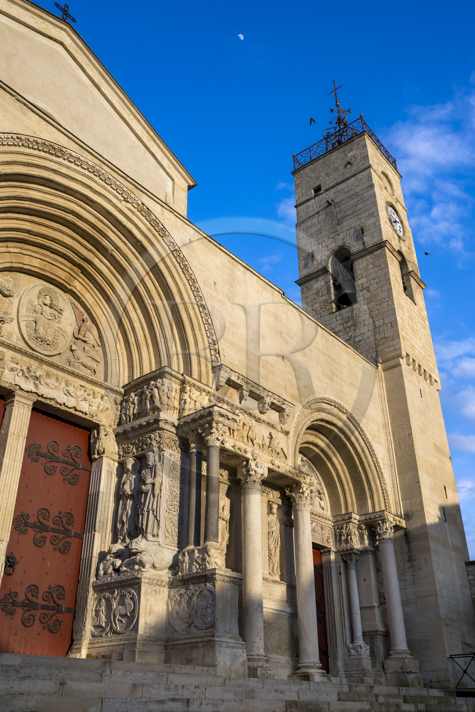France, Gard (30), Saint-Gilles du Gard, église abbatiale de Saint-Gilles du XIIème-XIIIème siècle, classée Patrimoine Mondial de l'UNESCO au titre des chemins de Saint-Jacques de Compostelle en France, sculptures de la facade orientale de style art roman provencal