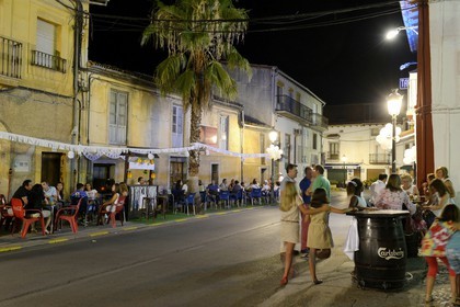 Espagne, Estremadure, Guadalupe, terrasses de restaurants en été dans une rue du village