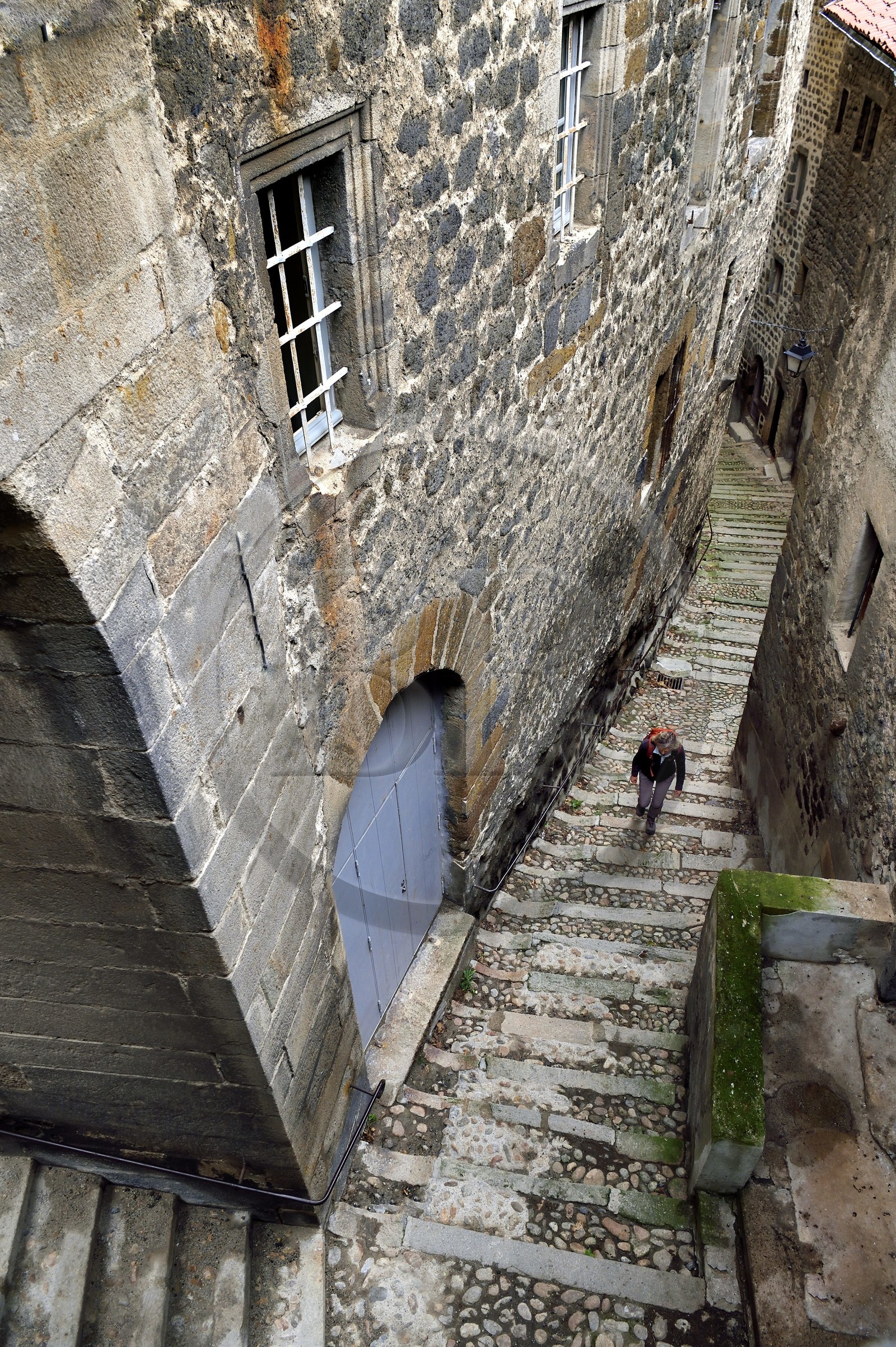 France, Haute-Loire (43), Le Puy-en-Velay, étape classée Patrimoine Mondial de l'UNESCO dans le cadre des chemins de Compostelle, ruelle en escalier, la montée du cloitre anciennement connue sous le nom d'escalier Boiteux