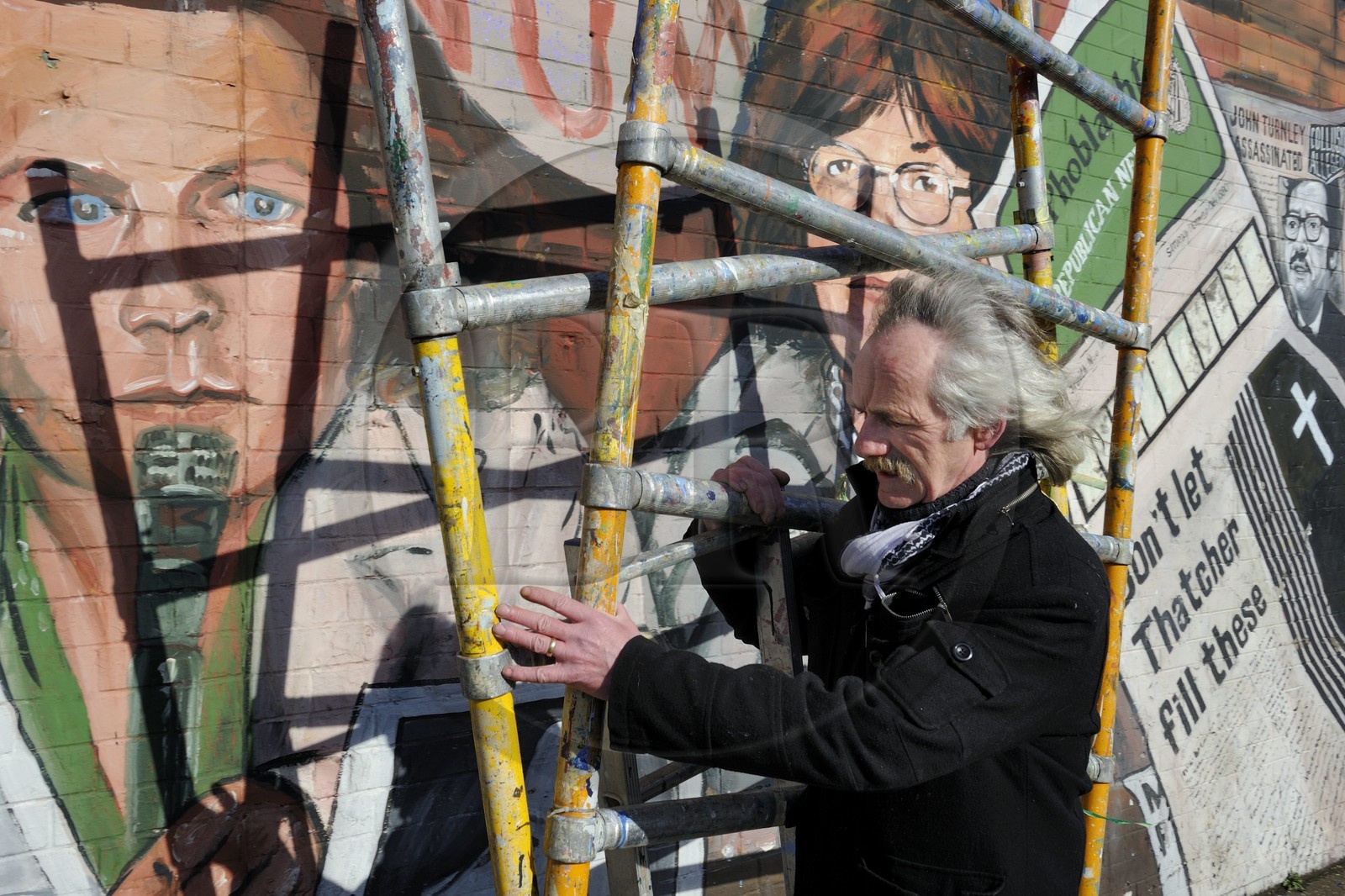 Royaume-Uni, Irlande du Nord, Belfast Ouest, le quartier catholique de Falls, International ou Solidarity Wall, peintures murales sur Falls Road, Danny Monaghan auteur des fresques