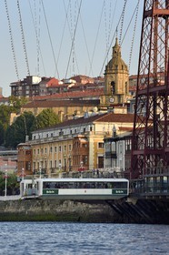 Espagne, Pays basque espagnol, Biscaye, Bilbao, pont de Biscaye (Puente de Vizcaya ou Puente Colgante) sur le fleuve Nervion, reliant les deux villes de Portugalete et Getxo, toujours en service, ce pont transbordeur construit de 1888 à 1893 est le premier construit et aussi le plus grand du monde, classé Patrimoine Mondial de l'UNESCO