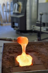 France, Charente (16), Cognac, Fondation d’Entreprise Martell, institution culturelle pluridisciplinaire (art, design et craft, architecture, musique, danse…), la designer Céline Thibault travaille le verre dans l'atelier des artisans verriers Laetitia Andrighetto et Jean-Charles Miot