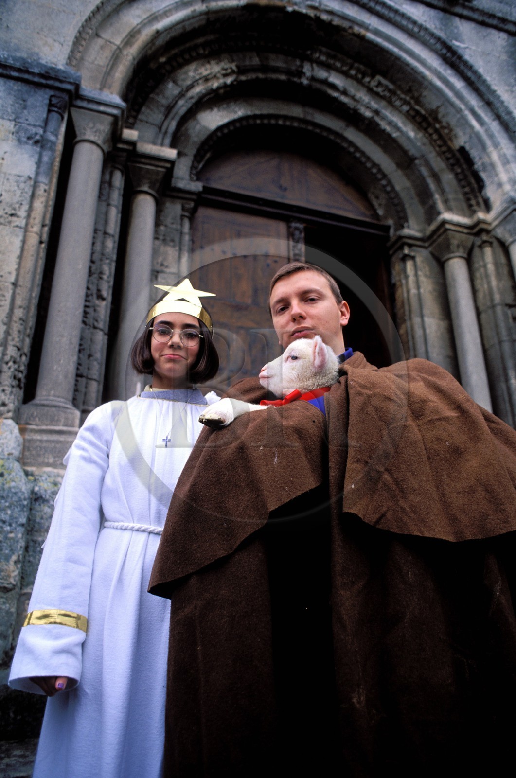 France, Bouches-du-Rhône (13), Les Baux-de-Provence, labellisé Les Plus Beaux Villages de France, fêtes de Noël, sortie de la messe de Noël
