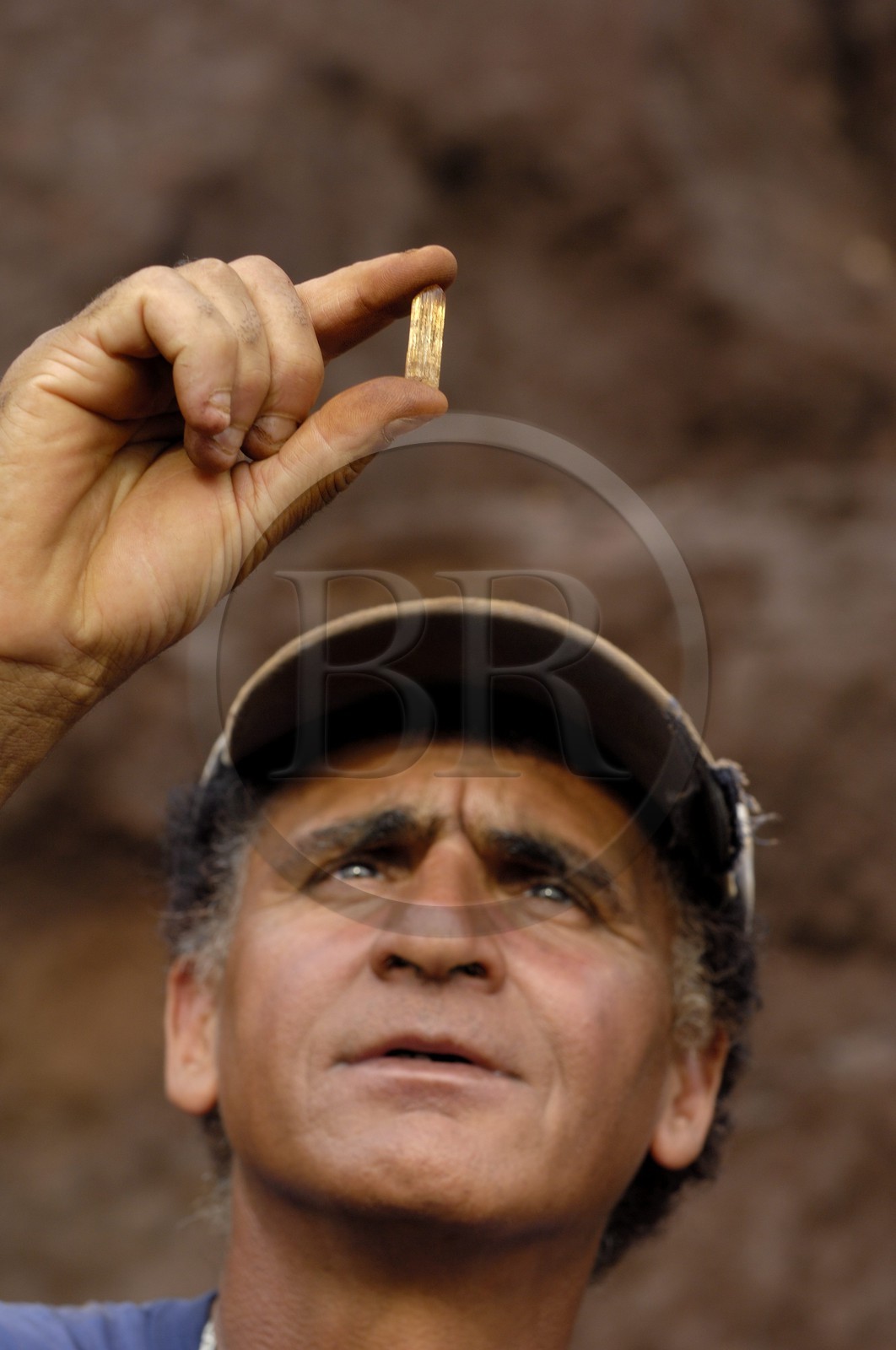 Brésil, Etat du Minas Gerais, région de Ouro Preto, mine à ciel ouvert de pierres précieuses, topaze impériale trouvée sur place tel quel par un prospecteur appellé Garimpero (Route de l'or, Estrada Real)