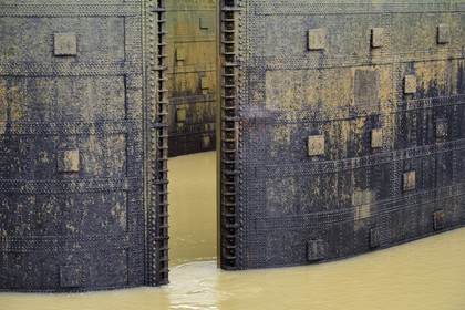 Panama, Canal de Panama, écluses de Miraflores, les portes de l'écluse aux deux extrémités de la chambre haute sont doublés pour la sécurité