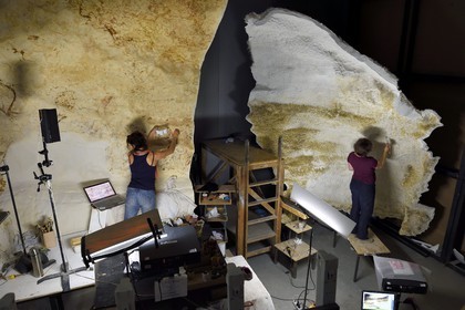 France, Dordogne (24), Montignac, l’Atelier des Fac-Similés du Périgord (AFSP) spécialisé dans la reproduction minérale de parois ornées de la préhistoire et en charge de la reconstitution fidèle des parois de la grotte de Lascaux, reproductions des peintures, mention obligatoire Atelier des Fac-Similés du Périgord