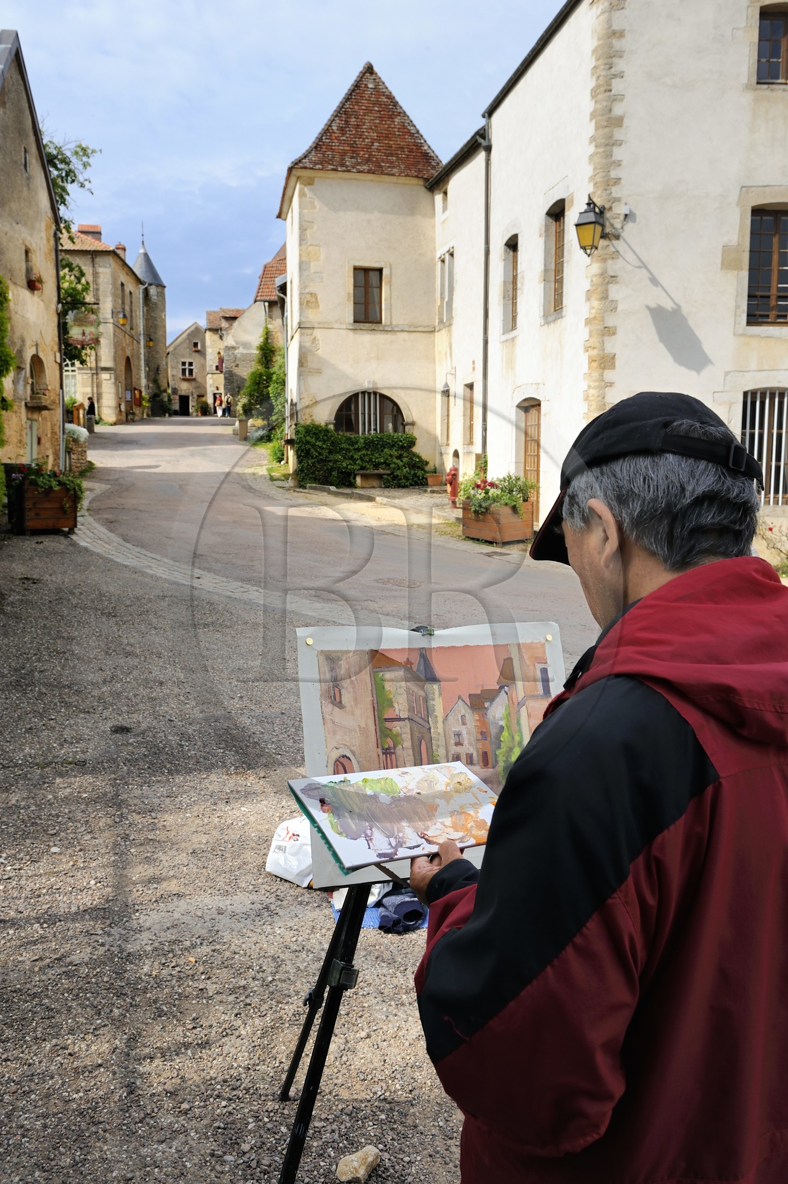 France, Côte d'Or (21), Châteauneuf-en Auxois, labellisé Les Plus Beaux Villages de France, peintre amateur dans la rue principale