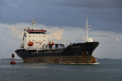 Panama, Panama City, cargo Panamax dans le chenal d'accés au Canal de Panama coté Océan Pacifique