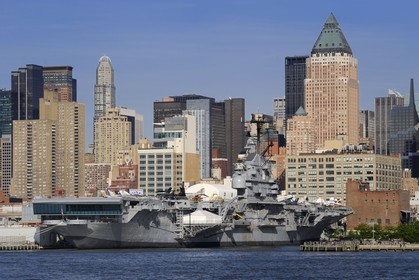 Etats-Unis, New York, Manhattan, le porte-avion CV-11 USS Intrepid à l'Intrepid Museum situé sur le quai 86 (Pier 86) au bord de l'Hudson River