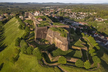 France, Moselle (57), Parc régional des Vosges du nord, Bitche, la citadelle fortifiée par Vauban (vue aérienne)