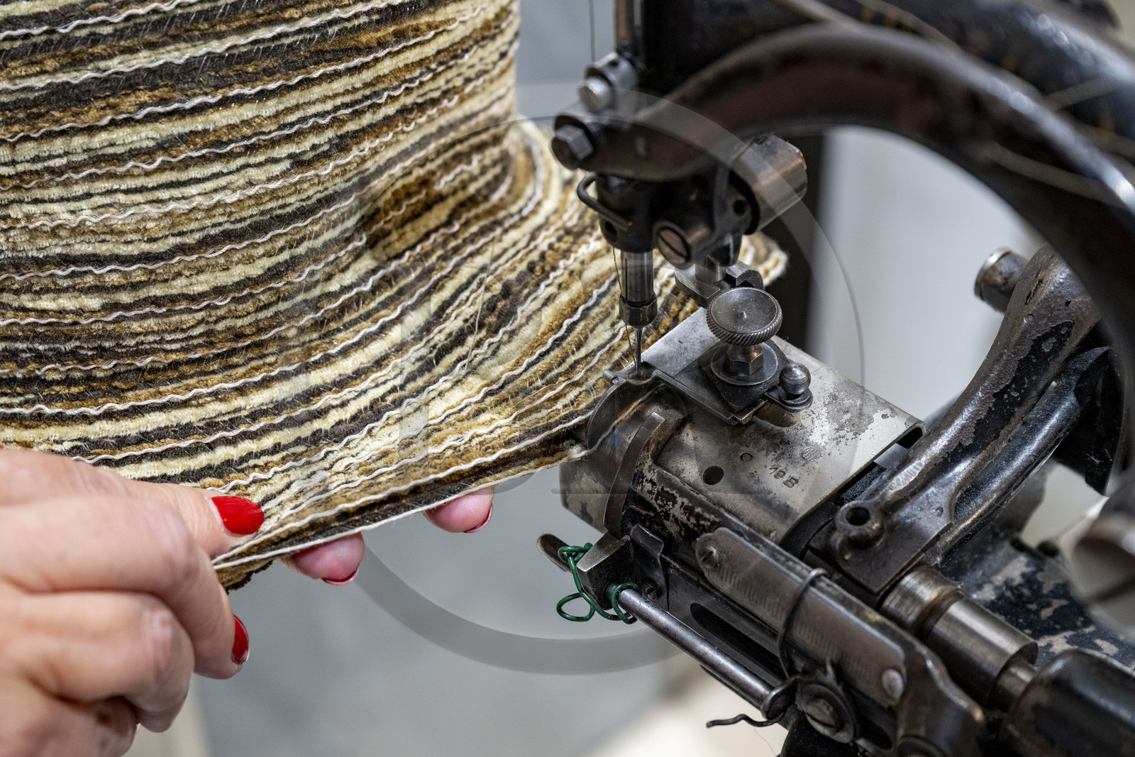 France, Côte-d'Or (21), Dijon, confection d'un chapeau de femme dans l'atelier-boutique de la rue d'Assas Bibi & Bob de la modiste Sara Tintinger, Meilleur Ouvrier de France, le chapeau est travaillé sur du ruban de velourette
