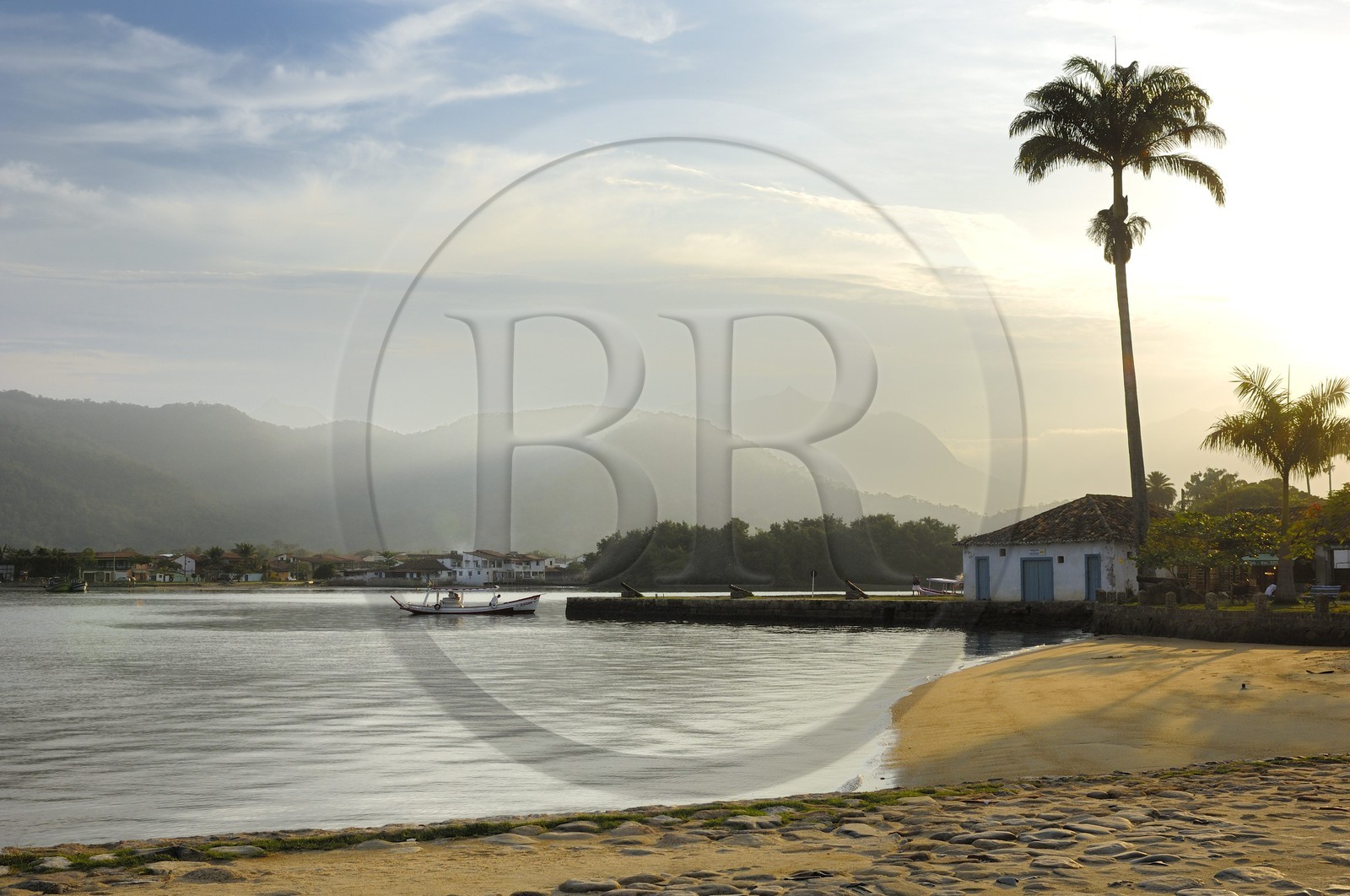 Brésil,  Etat de Rio de Janeiro, Paraty, ville coloniale fondée en 1667 pour exporter l'or brésilien, plage sur le port (Route de l'or, Estrada Real)