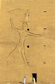 Egypte, vallée du Nil, temple d'Horus à Edfou, hiéroglyphe représentant le roi Horus sur le pylône d'entrée