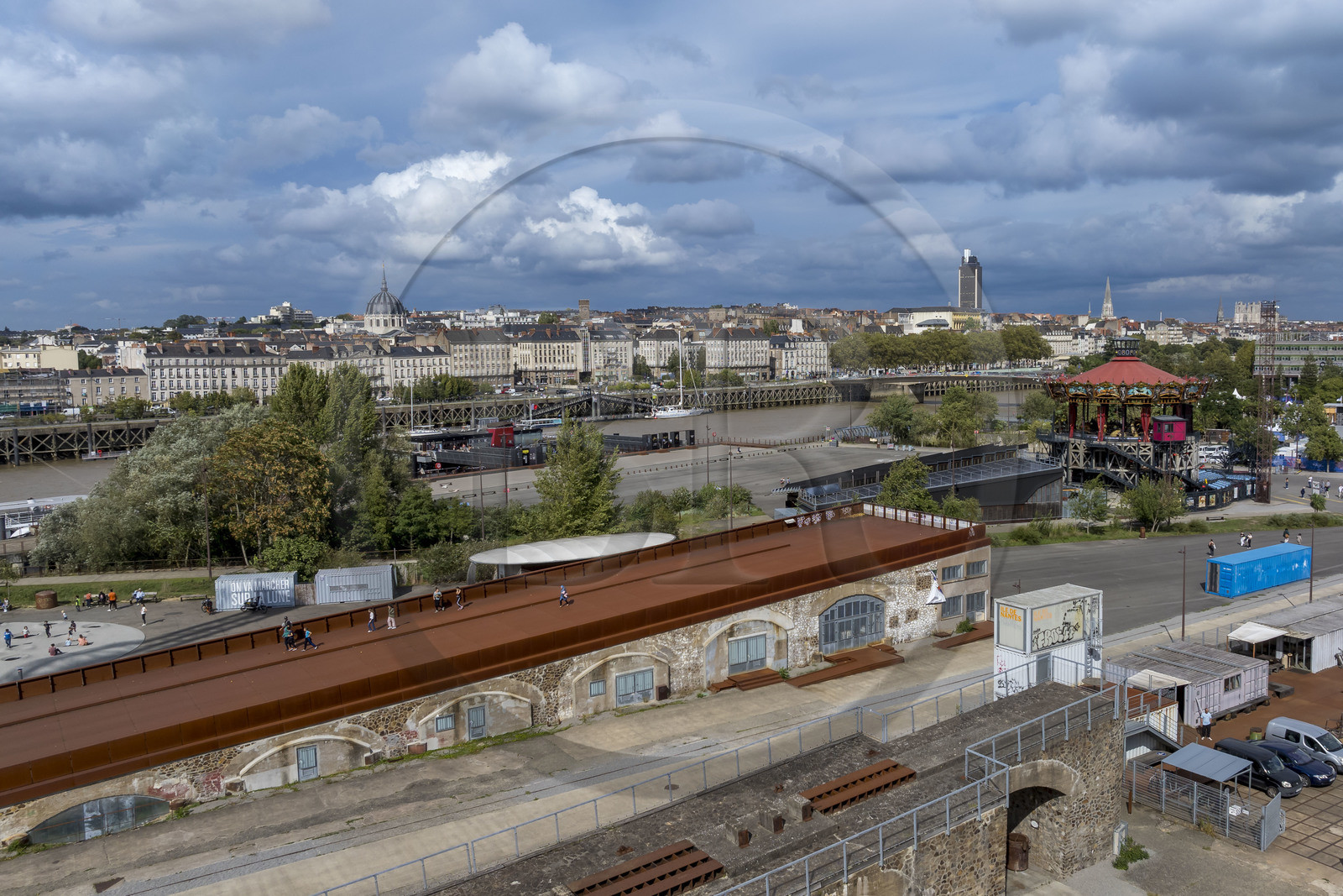 France, Loire-Atlantique (44), Nantes, Ile de Nantes, Parc des chantiers et le Carrousel des Mondes Marins sur la droite