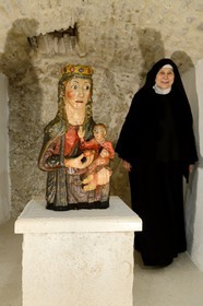 Croatie, Dalmatie, côte dalmate, Sibenik, Couvent Sainte-Lucie (samostan sv. Luce), Vierge à l'enfant en terre cuite datant du XII-XIIIème siècle