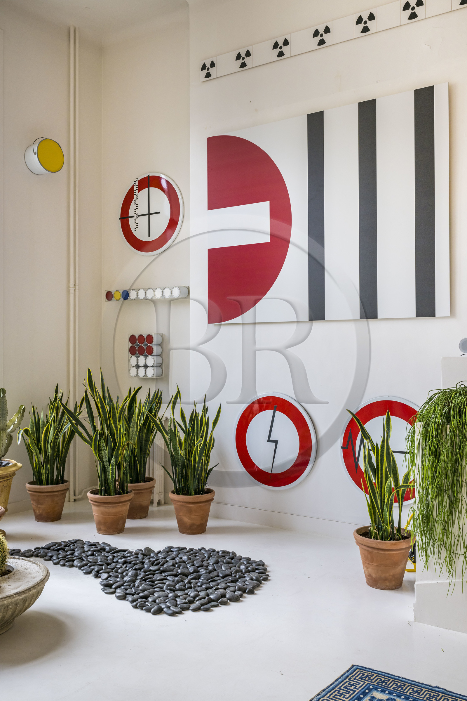 France, Paris (75), l'artiste plasticien Jean-Pierre Raynaud dans son appartement atelier