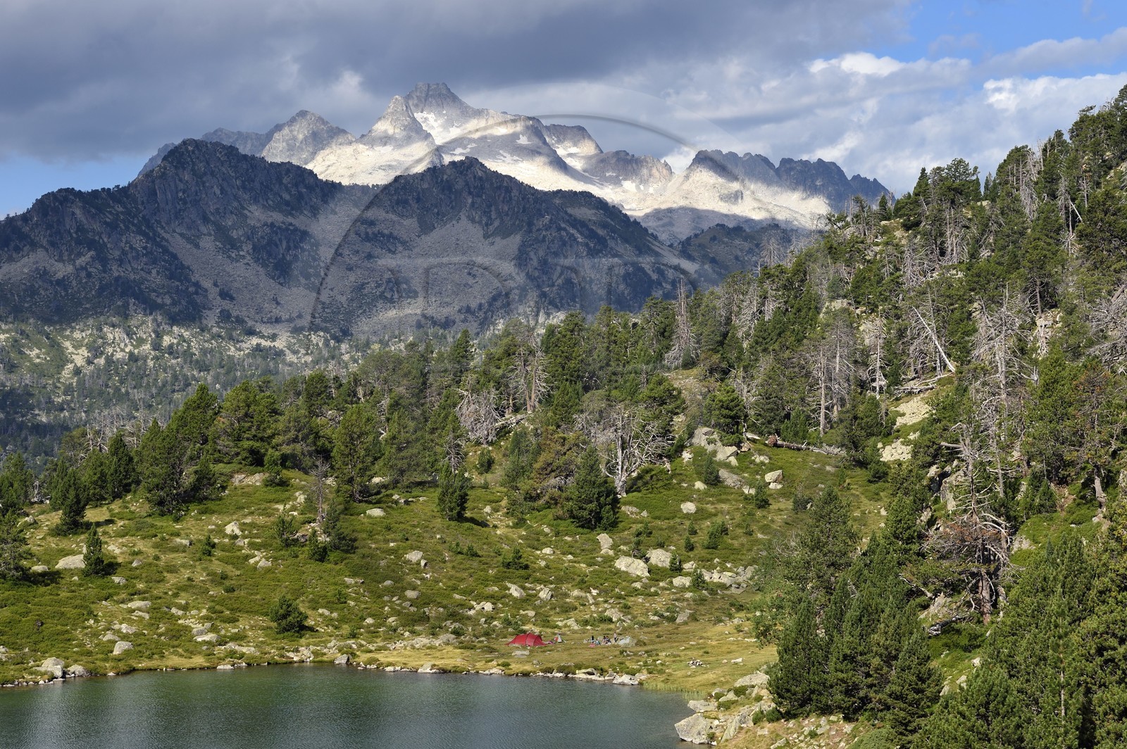 France, Hautes-Pyrénées (65), Saint-Lary-Soulan et Vielle-Aure, randonnée sur une variante du GR10 entre le col de Portet et les lacs de Bastan en bordure de la réserve naturelle de Néouvielle, lac de Bastan inférieur et le massif de Néouvielle en arrière plan