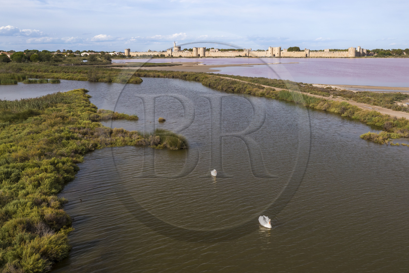 France, Gard (30), Aigues-Mortes, la ville médiévale entourée par ses remparts en bordure des marais salants (Salins du Midi) (vue aérienne)