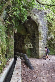 Portugal, Ile de Madère, randonnée dans La forêt de Rabaçal, tunnel de connexion à la vallée de Calheta par la Levada da Rocha Vermelha