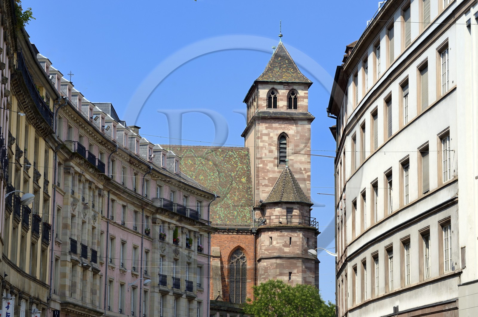France, Bas-Rhin (67), Strasbourg, vieille ville classée au Patrimoine Mondial de l'UNESCO, La Grande Percée de 1908 dans le plan de la Neustadt, l’église St-Pierre-le-Vieux au début de la rue du 22 Novembre